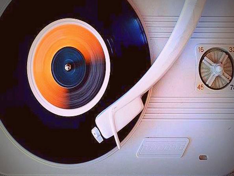Musica vintage, il vinile protagonista di un suono imperfetto nell’era della musica 2.0