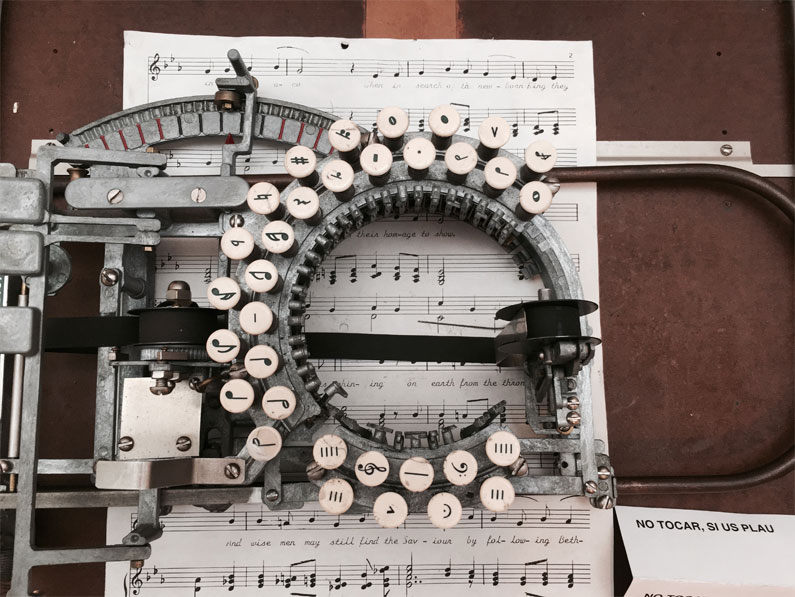 Macchina da scrivere anni ’50 per digitare spartiti musicali. Un vero oggetto d’arte Vintage.